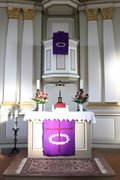 Die Paramente am Altar und der Kanzel der Uehrder Kirche